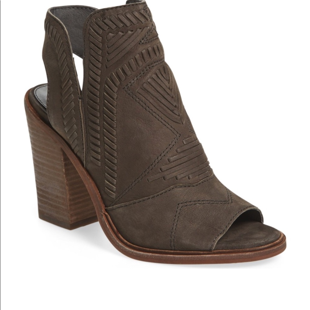 Like New Vince Grey Camuto Karinta Bootie sz 8